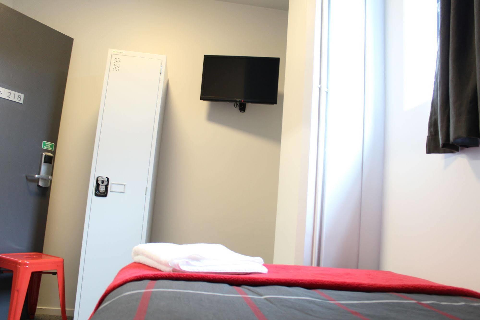 Urbanz Hostel Christchurch Luaran gambar A room at a B&B hotel in Paris