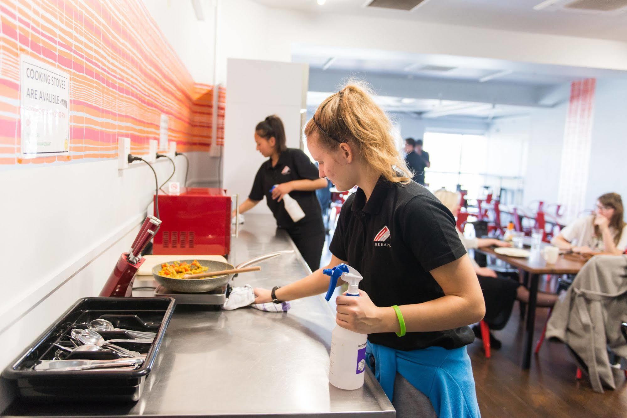 Urbanz Hostel Christchurch Luaran gambar A student working in the kitchen at the restaurant