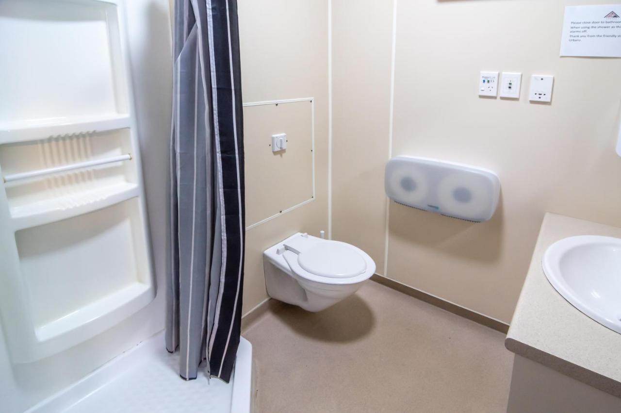 Urbanz Hostel Christchurch Luaran gambar A typical bathroom in a student flat