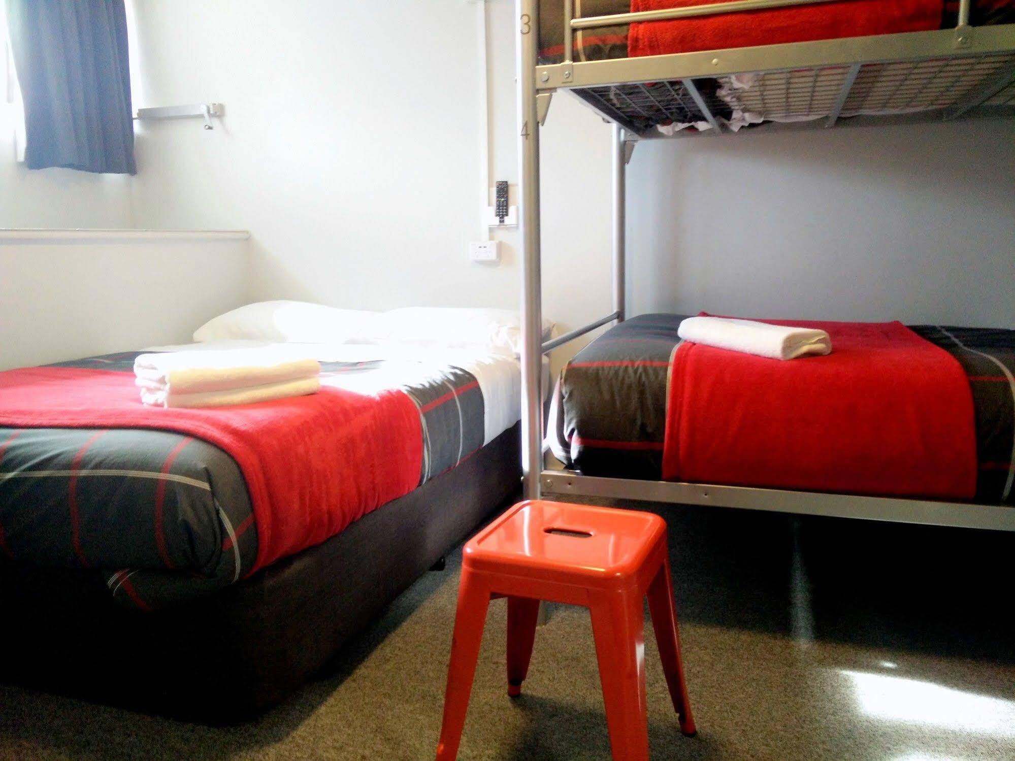 Urbanz Hostel Christchurch Luaran gambar A typical room at a backpackers' hostel in Dunedin, New Zealand